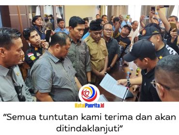 Wakil I DPRD Kutai Kartanegara (Kukar), Abdul Rasid, menerima perwakilan aksi damai ratusan massa dari Aliansi Tiga Organisasi Masyarakat (Ormas) daerah di ruang rapat DPRD Kukar, Senin (4/5/2026). Foto: Akmal Hafidz Krisnowo.