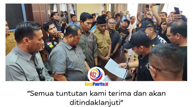 Wakil I DPRD Kutai Kartanegara (Kukar), Abdul Rasid, menerima perwakilan aksi damai ratusan massa dari Aliansi Tiga Organisasi Masyarakat (Ormas) daerah di ruang rapat DPRD Kukar, Senin (4/5/2026). Foto: Akmal Hafidz Krisnowo.