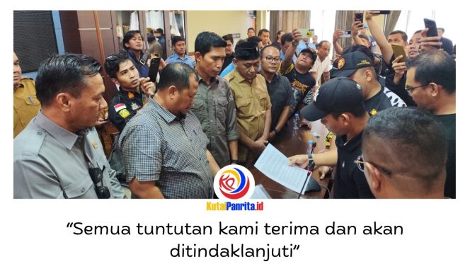 
 Wakil I DPRD Kutai Kartanegara (Kukar), Abdul Rasid, menerima perwakilan aksi damai ratusan massa dari Aliansi Tiga Organisasi Masyarakat (Ormas) daerah di ruang rapat DPRD Kukar, Senin (4/5/2026). Foto: Akmal Hafidz Krisnowo.