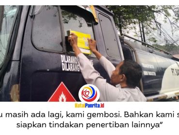 Petugas Dinas Perhubungan Kota Samarinda memasang stiker peringatan usai melakukan penggembosan ban terhadap kendaraan yang parkir sembarangan, Selasa (26/5/2026). Foto: Yana Ashari.