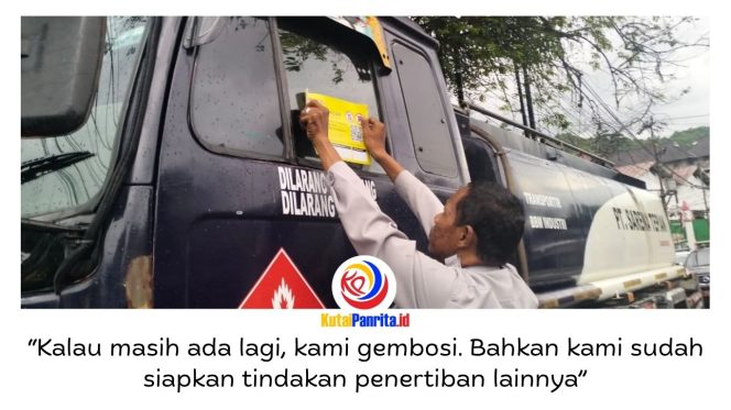 
 Petugas Dinas Perhubungan Kota Samarinda memasang stiker peringatan usai melakukan penggembosan ban terhadap kendaraan yang parkir sembarangan, Selasa (26/5/2026). Foto: Yana Ashari.