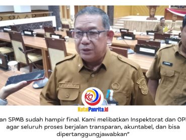 Pelaksana Tugas (Plt) Dinas Pendidikan dan Kebudayaan (Disdikbud) Kota Samarinda, Ibnu Araby, memberikan keterangan kepada awak media terkait sejumlah agenda prioritas pendidikan tahun 2026, mulai dari pelaksanaan Sistem Penerimaan Murid Baru (SPMB), penegasan larangan pungutan kegiatan sekolah, hingga upaya mengatasi kekurangan tenaga pendidik. Foto: Fathur Rabbany.