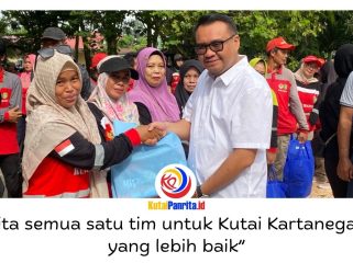 Aulia Rahman Basri menyerahkan peralatan dan seragam kerja kepada Petugas Pasukan Kebersihan Merah Putih saat kegiatan silaturahmi dan penyerahan bantuan operasional di Taman Ulin Tenggarong, Minggu (24/5/2026). Foto: Fairuzzabady.