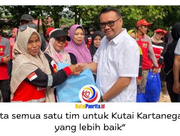 Aulia Rahman Basri menyerahkan peralatan dan seragam kerja kepada Petugas Pasukan Kebersihan Merah Putih saat kegiatan silaturahmi dan penyerahan bantuan operasional di Taman Ulin Tenggarong, Minggu (24/5/2026). Foto: Fairuzzabady.
