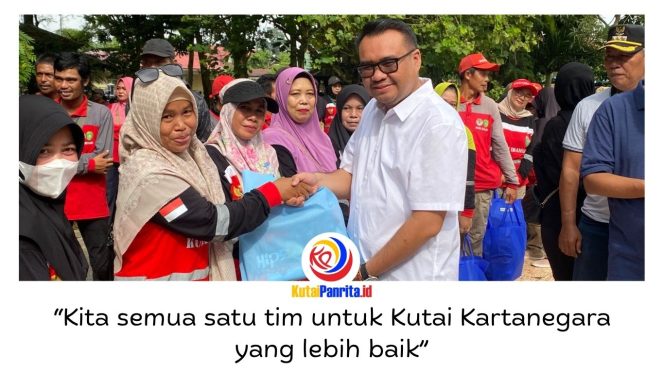 
 Aulia Rahman Basri menyerahkan peralatan dan seragam kerja kepada Petugas Pasukan Kebersihan Merah Putih saat kegiatan silaturahmi dan penyerahan bantuan operasional di Taman Ulin Tenggarong, Minggu (24/5/2026). Foto: Fairuzzabady.
