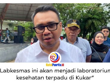 Aulia Rahman Basri memberikan keterangan terkait upaya Pemerintah Kabupaten Kutai Kartanegara (Kukar) dalam meningkatkan layanan kesehatan melalui pengembangan fasilitas rumah sakit, pembangunan laboratorium kesehatan masyarakat, serta pemenuhan tenaga dokter di wilayah pedalaman, Minggu (24/5/2026). Foto: Fairuzzabady.
