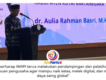 Asisten III Sekretariat Kabupaten Kutai Kartanegara (Kukar) Bidang Administrasi Umum, Dafip Haryanto, menyampaikan sambutan sekaligus membuka secara resmi Rapat Kerja Cabang (Rakercab) II Dewan Pimpinan Cabang (DPC) Ikatan Wanita Pengusaha Indonesia (IWAPI) Kabupaten Kukar di Pendopo Wakil Bupati Kukar, Kamis (7/5/2026). Foto: Fairuzzabady.