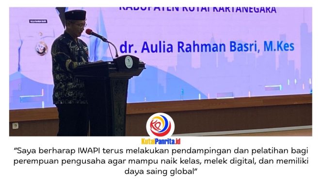 
 Asisten III Sekretariat Kabupaten Kutai Kartanegara (Kukar) Bidang Administrasi Umum, Dafip Haryanto, menyampaikan sambutan sekaligus membuka secara resmi Rapat Kerja Cabang (Rakercab) II Dewan Pimpinan Cabang (DPC) Ikatan Wanita Pengusaha Indonesia (IWAPI) Kabupaten Kukar di Pendopo Wakil Bupati Kukar, Kamis (7/5/2026). Foto: Fairuzzabady.
