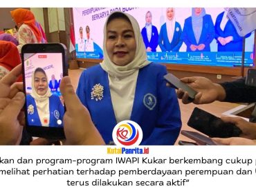 Ketua Dewan Pimpinan Daerah (DPD) Ikatan Wanita Pengusaha Indonesia (IWAPI) Kalimantan Timur, Ernawaty Gafar, memberikan keterangan terkait harapannya agar Dewan Pimpinan Cabang (DPC) IWAPI Kabupaten Kutai Kartanegara (Kukar) terus mempertahankan prestasi yang telah diraih sekaligus meningkatkan kualitas program kerja organisasi. Foto: Fairuzzabady.