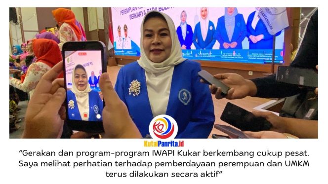 
 Ketua Dewan Pimpinan Daerah (DPD) Ikatan Wanita Pengusaha Indonesia (IWAPI) Kalimantan Timur, Ernawaty Gafar, memberikan keterangan terkait harapannya agar Dewan Pimpinan Cabang (DPC) IWAPI Kabupaten Kutai Kartanegara (Kukar) terus mempertahankan prestasi yang telah diraih sekaligus meningkatkan kualitas program kerja organisasi. Foto: Fairuzzabady.