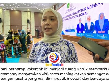 Ketua Dewan Pimpinan Cabang (DPC) Ikatan Wanita Pengusaha Indonesia (IWAPI) Kabupaten Kutai Kartanegara (Kukar), Fety Puja Amelia, memberikan keterangan terkait komitmen pihaknya untuk terus memperkuat peran organisasi dalam mendukung pemberdayaan perempuan serta pengembangan usaha mikro, kecil, dan menengah (UMKM) di daerah. Foto: Fairuzzabady.