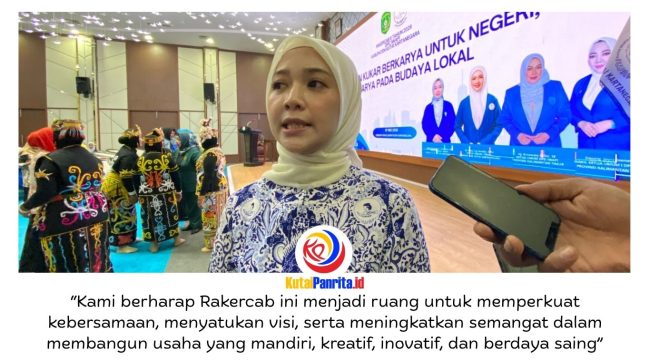 Ketua Dewan Pimpinan Cabang (DPC) Ikatan Wanita Pengusaha Indonesia (IWAPI) Kabupaten Kutai Kartanegara (Kukar), Fety Puja Amelia, memberikan keterangan terkait komitmen pihaknya untuk terus memperkuat peran organisasi dalam mendukung pemberdayaan perempuan serta pengembangan usaha mikro, kecil, dan menengah (UMKM) di daerah. Foto: Fairuzzabady.