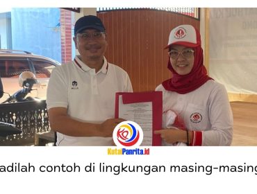 Asisten III Bidang Administrasi dan Umum Sekretariat Kabupaten Kutai Kartanegara (Kukar), Dafip Haryanto, menyerahkan secara simbolis Surat Keputusan (SK) kepengurusan kepada peserta pelatihan instruktur Senam Jantung Sehat asal Kecamatan Muara Kaman. Foto: Fairuzzabady.