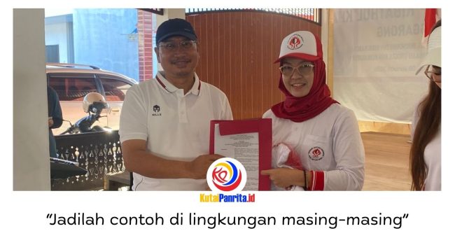 Asisten III Bidang Administrasi dan Umum Sekretariat Kabupaten Kutai Kartanegara (Kukar), Dafip Haryanto, menyerahkan secara simbolis Surat Keputusan (SK) kepengurusan kepada peserta pelatihan instruktur Senam Jantung Sehat asal Kecamatan Muara Kaman. Foto: Fairuzzabady.