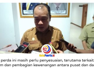 Kepala Dinas Lingkungan Hidup (DLH) Kota Samarinda, Suwarso, memberikan keterangan terkait pembahasan Raperda Pengelolaan B3 yang menitikberatkan pada sinkronisasi aturan daerah dengan regulasi nasional terbaru dari pemerintah pusat. Foto: Fathur Rabbany.