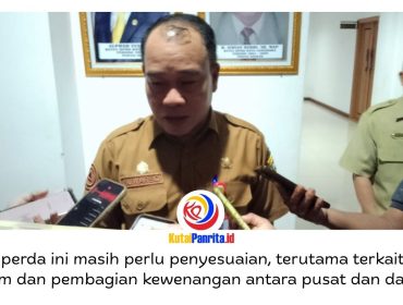 Kepala Dinas Lingkungan Hidup (DLH) Kota Samarinda, Suwarso, memberikan keterangan terkait pembahasan Raperda Pengelolaan B3 yang menitikberatkan pada sinkronisasi aturan daerah dengan regulasi nasional terbaru dari pemerintah pusat. Foto: Fathur Rabbany.