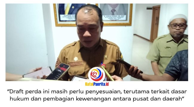 Kepala Dinas Lingkungan Hidup (DLH) Kota Samarinda, Suwarso, memberikan keterangan terkait pembahasan Raperda Pengelolaan B3 yang menitikberatkan pada sinkronisasi aturan daerah dengan regulasi nasional terbaru dari pemerintah pusat. Foto: Fathur Rabbany.