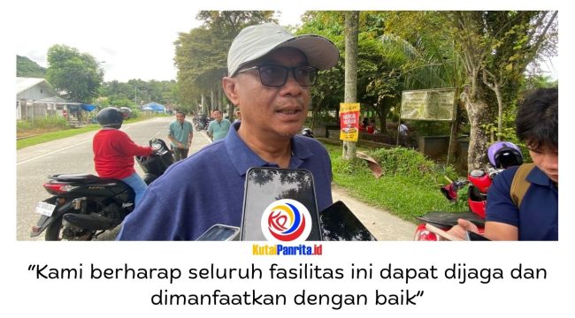 Slamet Hadiraharjo memberikan keterangan terkait penyerahan perlengkapan kerja dan sarana operasional bagi Petugas Pasukan Kebersihan Merah Putih oleh Pemerintah Kabupaten Kutai Kartanegara (Kukar) di Taman Ulin Tenggarong, Minggu (24/5/2026). Foto: Fairuzzabady.