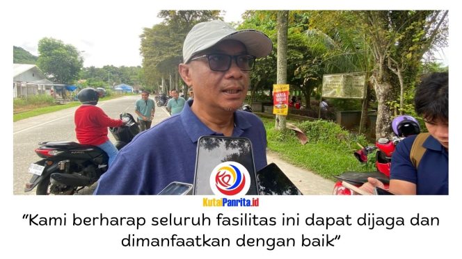 
 Slamet Hadiraharjo memberikan keterangan terkait penyerahan perlengkapan kerja dan sarana operasional bagi Petugas Pasukan Kebersihan Merah Putih oleh Pemerintah Kabupaten Kutai Kartanegara (Kukar) di Taman Ulin Tenggarong, Minggu (24/5/2026). Foto: Fairuzzabady.