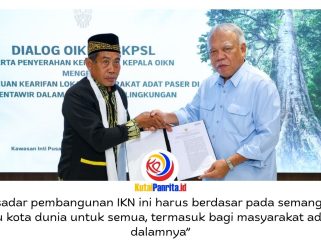 Kepala Otorita Ibu Kota Nusantara Basuki Hadimuljono menyerahkan Salinan Keputusan Kepala Otorita IKN Nomor 84 Tahun 2026 tentang Pengakuan dan Pelindungan Kearifan Lokal Masyarakat Adat Paser di Mentawir dalam Pelindungan dan Pengelolaan Lingkungan Hidup di Ibu Kota Nusantara. Dok: Humas Otorita Ibu Kota Nusantara.