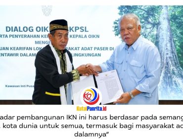 Kepala Otorita Ibu Kota Nusantara Basuki Hadimuljono menyerahkan Salinan Keputusan Kepala Otorita IKN Nomor 84 Tahun 2026 tentang Pengakuan dan Pelindungan Kearifan Lokal Masyarakat Adat Paser di Mentawir dalam Pelindungan dan Pengelolaan Lingkungan Hidup di Ibu Kota Nusantara. Dok: Humas Otorita Ibu Kota Nusantara.