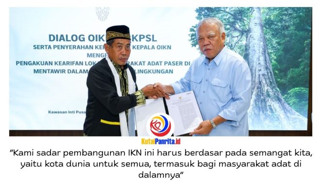 
 Kepala Otorita Ibu Kota Nusantara Basuki Hadimuljono menyerahkan Salinan Keputusan Kepala Otorita IKN Nomor 84 Tahun 2026 tentang Pengakuan dan Pelindungan Kearifan Lokal Masyarakat Adat Paser di Mentawir dalam Pelindungan dan Pengelolaan Lingkungan Hidup di Ibu Kota Nusantara. Dok: Humas Otorita Ibu Kota Nusantara.