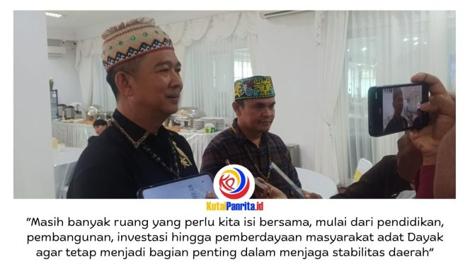 
 Ketua Umum Dewan Adat Dayak Kalimantan Timur sekaligus anggota Komisi II DPRD Kota Samarinda, Viktor Yuan, memberikan keterangan usai menghadiri Pelantikan Pengurus Provinsi PDKT masa bhakti 2026–2031. Ia mengapresiasi kepengurusan baru yang dinilai membawa semangat regenerasi dalam organisasi adat Dayak Kenyah.