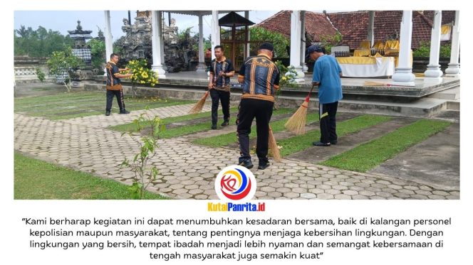 
 Personel Polres Kutai Kartanegara (Kukar) melaksanakan kegiatan Jumat Bersih dengan membersihkan sejumlah tempat ibadah di wilayah hukumnya, Jumat (29/5/2026). Kegiatan rutin ini menjadi wujud kepedulian Polri terhadap kebersihan lingkungan sekaligus mempererat hubungan dengan masyarakat. Foto: Humas Polres Kukar.