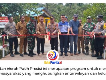 Kapolsek Sangasanga, Iptu Wahid, bersama Camat Sangasanga, M. Dahriansyah, dan Manajer Eksternal PT ABN, Bambang Takariyanto, meresmikan Jembatan Merah Putih Presisi di Gang Keluarga, Jalan Kawasan RT 06, Kelurahan Jawa, Kecamatan Sangasanga, Kabupaten Kutai Kartanegara (Kukar), Selasa (5/5/2026). Dok: Polsek Sangasanga.