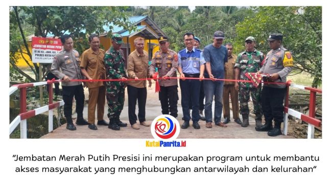 Kapolsek Sangasanga, Iptu Wahid, bersama Camat Sangasanga, M. Dahriansyah, dan Manajer Eksternal PT ABN, Bambang Takariyanto, meresmikan Jembatan Merah Putih Presisi di Gang Keluarga, Jalan Kawasan RT 06, Kelurahan Jawa, Kecamatan Sangasanga, Kabupaten Kutai Kartanegara (Kukar), Selasa (5/5/2026). Dok: Polsek Sangasanga.