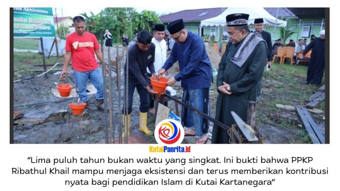 
 Prosesi pengecoran Cakar Ayam pembangunan Asrama Putra 18 kamar sebagai bagian dari momentum Milad. Dok: Humas Pondok Pesantren PPKP Ribathul Khail Timbau Tenggarong.