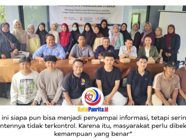 Kolaborasi PWI Kutai Kartanegara bersama Pemerintah Desa Kersik dalam pelatihan jurnalistik dan literasi di Sekretariat Pokdarwis Pantai Biru, Kecamatan Marangkayu, Minggu (3/6/2026). Kegiatan ini diikuti anggota Pokdarwis, pemuda, dan masyarakat desa sebagai upaya meningkatkan literasi di tengah arus informasi digital. Dok: PWI Kuta Kartanegara.