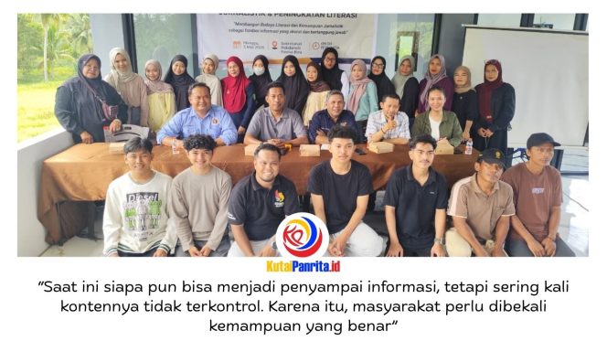 
 Kolaborasi PWI Kutai Kartanegara bersama Pemerintah Desa Kersik dalam pelatihan jurnalistik dan literasi di Sekretariat Pokdarwis Pantai Biru, Kecamatan Marangkayu, Minggu (3/6/2026). Kegiatan ini diikuti anggota Pokdarwis, pemuda, dan masyarakat desa sebagai upaya meningkatkan literasi di tengah arus informasi digital. Dok: PWI Kuta Kartanegara.