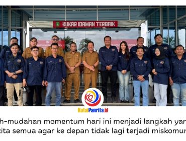 Ketua Persatuan Wartawan Indonesia, Andi Wibow, bersama jajaran pengurus PWI Kukar dan Plt Kepala Dinas Komunikasi dan Informatika Kutai Kartanegara, Solihin, beserta pejabat dan staf Diskominfo Kukar berfoto bersama usai audiensi di depan Kantor Diskominfo Kukar. Dok. PWI Kukar.