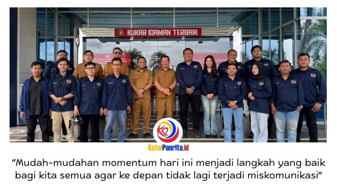 
 Ketua Persatuan Wartawan Indonesia, Andi Wibow, bersama jajaran pengurus PWI Kukar dan Plt Kepala Dinas Komunikasi dan Informatika Kutai Kartanegara, Solihin, beserta pejabat dan staf Diskominfo Kukar berfoto bersama usai audiensi di depan Kantor Diskominfo Kukar. Dok. PWI Kukar.