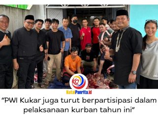 Bupati Kutai Kartanegara, Aulia Rahman Basri, melakukan silaturahmi dan meninjau penyembelihan hewan kurban bantuan Pemerintah Kabupaten Kutai Kartanegara dalam rangka Iduladha 1447 Hijriah di Sekretariat PWI Kutai Kartanegara, Jalan Lais, Kelurahan Timbau, Kecamatan Tenggarong, Rabu (27/5/2026). Foto: Dok. PWI Kutai Kartanegara.