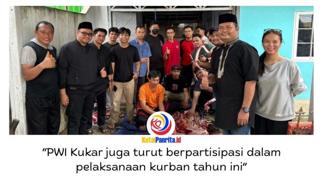 Bupati Kutai Kartanegara, Aulia Rahman Basri, melakukan silaturahmi dan meninjau penyembelihan hewan kurban bantuan Pemerintah Kabupaten Kutai Kartanegara dalam rangka Iduladha 1447 Hijriah di Sekretariat PWI Kutai Kartanegara, Jalan Lais, Kelurahan Timbau, Kecamatan Tenggarong, Rabu (27/5/2026). Foto: Dok. PWI Kutai Kartanegara.