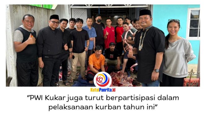
 Bupati Kutai Kartanegara, Aulia Rahman Basri, melakukan silaturahmi dan meninjau penyembelihan hewan kurban bantuan Pemerintah Kabupaten Kutai Kartanegara dalam rangka Iduladha 1447 Hijriah di Sekretariat PWI Kutai Kartanegara, Jalan Lais, Kelurahan Timbau, Kecamatan Tenggarong, Rabu (27/5/2026). Foto: Dok. PWI Kutai Kartanegara.
