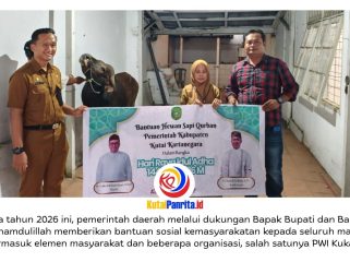 Kepala Bagian Kesejahteraan Rakyat (Kabag Kesra) Pemkab Kutai Kartanegara, Fathul Alamin, menyerahkan bantuan satu ekor sapi kurban dari Pemerintah Kabupaten Kutai Kartanegara kepada Persatuan Wartawan Indonesia (PWI) Kukar menjelang Hari Raya Iduladha 1447 Hijriah. Bantuan tersebut diterima langsung oleh Ketua PWI Kukar, Andi Wibowo, di Sekretariat PWI Kukar, Tenggarong. Foto: Dok. PWI Kutai Kartanegara.