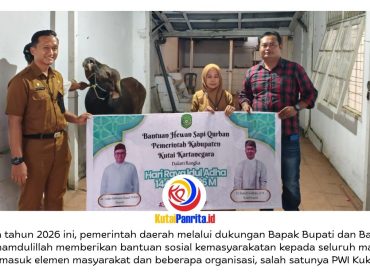 Kepala Bagian Kesejahteraan Rakyat (Kabag Kesra) Pemkab Kutai Kartanegara, Fathul Alamin, menyerahkan bantuan satu ekor sapi kurban dari Pemerintah Kabupaten Kutai Kartanegara kepada Persatuan Wartawan Indonesia (PWI) Kukar menjelang Hari Raya Iduladha 1447 Hijriah. Bantuan tersebut diterima langsung oleh Ketua PWI Kukar, Andi Wibowo, di Sekretariat PWI Kukar, Tenggarong. Foto: Dok. PWI Kutai Kartanegara.