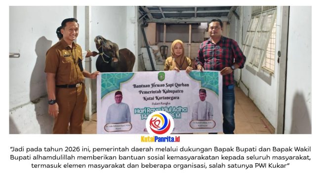 Kepala Bagian Kesejahteraan Rakyat (Kabag Kesra) Pemkab Kutai Kartanegara, Fathul Alamin, menyerahkan bantuan satu ekor sapi kurban dari Pemerintah Kabupaten Kutai Kartanegara kepada Persatuan Wartawan Indonesia (PWI) Kukar menjelang Hari Raya Iduladha 1447 Hijriah. Bantuan tersebut diterima langsung oleh Ketua PWI Kukar, Andi Wibowo, di Sekretariat PWI Kukar, Tenggarong. Foto: Dok. PWI Kutai Kartanegara.