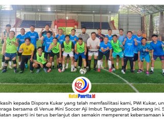 Keluarga besar SMA Negeri 2 (Smanda) Tenggarong dan PWI Kutai Kartanegara berfoto bersama usai pertandingan persahabatan mini soccer di Venue Mini Soccer Aji Imbut, Tenggarong Seberang, Jumat (29/5/2026). Kegiatan ini menjadi ajang mempererat silaturahmi, sportivitas, dan semangat hidup sehat. Foto: PWI Kukar.