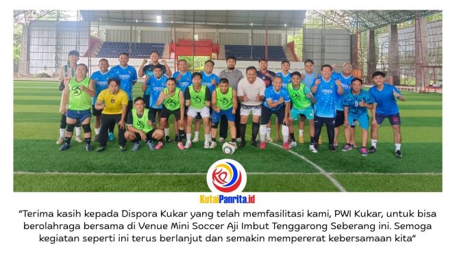 
 Keluarga besar SMA Negeri 2 (Smanda) Tenggarong dan PWI Kutai Kartanegara berfoto bersama usai pertandingan persahabatan mini soccer di Venue Mini Soccer Aji Imbut, Tenggarong Seberang, Jumat (29/5/2026). Kegiatan ini menjadi ajang mempererat silaturahmi, sportivitas, dan semangat hidup sehat. Foto: PWI Kukar.