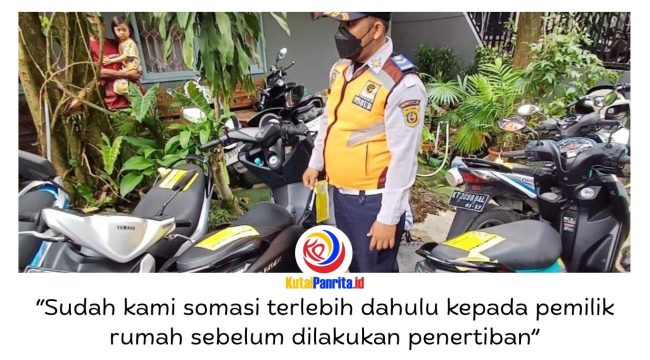 Petugas dari Dinas Perhubungan Kota Samarinda melakukan penertiban di salah satu rumah warga di Jalan Wijaya Kusuma I, Samarinda, Sabtu (9/5/2026). Foto: Fathur Rabbany.