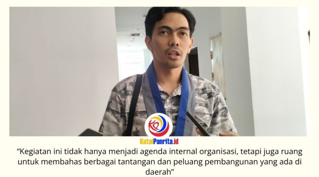 Koordinator Wilayah Pengurus Pusat GMKI Kalimantan Timur, Julio Antou, memberikan keterangan kepada awak media usai audiensi dengan pimpinan DPRD Kota Samarinda di Kantor DPRD Kota Samarinda, Selasa (2/6/2026). Pertemuan tersebut membahas agenda Konferensi Studi Lokal (KSL), Konferensi Cabang (Konfercab), serta penguatan sinergi antara mahasiswa dan legislatif dalam mendukung pembangunan daerah. Foto: Yana Ashari.