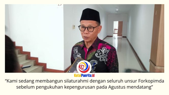 
 Ketua FKUB Kota Samarinda, Syaparuddin, menjelaskan audiensi dengan unsur Forkopimda menjadi momentum memperkenalkan kepengurusan baru sekaligus menyosialisasikan tugas dan fungsi FKUB dalam menjaga kerukunan umat beragama serta memberikan rekomendasi terkait pendirian rumah ibadah. Foto: Fathur Rabbany.