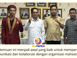Ketua DPRD Kota Samarinda, Helmi Abdullah, berfoto bersama jajaran Pengurus Penghimpunan Mahasiswa Katolik Republik Indonesia (PMKRI) usai audiensi di Ruang Ketua DPRD Kota Samarinda, Senin (29/6/2026). Pertemuan tersebut menjadi momentum mempererat silaturahmi dan memperkuat sinergi dalam mendukung pengembangan sumber daya manusia serta pembangunan daerah. Foto: Fathur Rabbany.