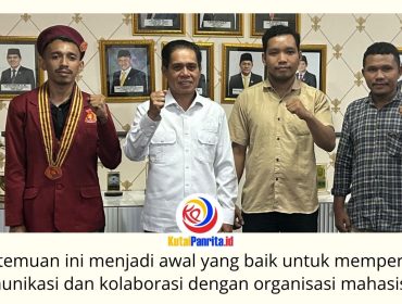 Ketua DPRD Kota Samarinda, Helmi Abdullah, berfoto bersama jajaran Pengurus Penghimpunan Mahasiswa Katolik Republik Indonesia (PMKRI) usai audiensi di Ruang Ketua DPRD Kota Samarinda, Senin (29/6/2026). Pertemuan tersebut menjadi momentum mempererat silaturahmi dan memperkuat sinergi dalam mendukung pengembangan sumber daya manusia serta pembangunan daerah. Foto: Fathur Rabbany.
