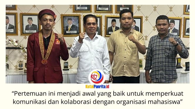 
 Ketua DPRD Kota Samarinda, Helmi Abdullah, berfoto bersama jajaran Pengurus Penghimpunan Mahasiswa Katolik Republik Indonesia (PMKRI) usai audiensi di Ruang Ketua DPRD Kota Samarinda, Senin (29/6/2026). Pertemuan tersebut menjadi momentum mempererat silaturahmi dan memperkuat sinergi dalam mendukung pengembangan sumber daya manusia serta pembangunan daerah. Foto: Fathur Rabbany.