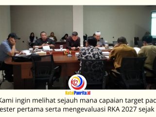 Komisi II DPRD Kota Samarinda menggelar rapat dengar pendapat (hearing) bersama Badan Pendapatan Daerah (Bapenda) Kota Samarinda di Ruang Rapat Gabungan Lantai I DPRD, Senin (29/6/2026). Pertemuan tersebut membahas evaluasi realisasi program dan keuangan Triwulan II Tahun Anggaran 2026 serta Rencana Kerja dan Anggaran (RKA) Tahun 2027. Foto: Fathur Rabbany.